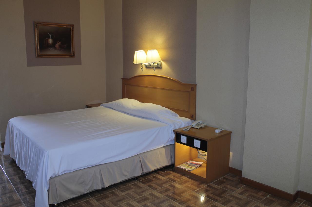 Hotel Formosa Manado Bagian luar foto